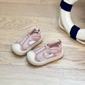 Nahaufnahme von atmungsaktiven rosa Mesh-Babysandalen mit schützender Kappe.