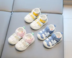 Vue détaillée de sandales colorées pour bébé avec bout fermé et semelles souples