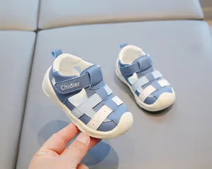 Gros plan de sandales pour bébés bleu et blanc avec semelle souple antidérapante