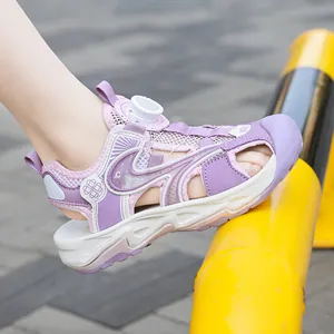 Sandalias moradas para niños con puntera cerrada y sistema de cierre rotativo.