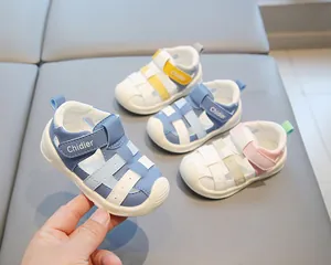 Vue détaillée de sandales en cuir pour bébé avec semelles antidérapantes et attaches