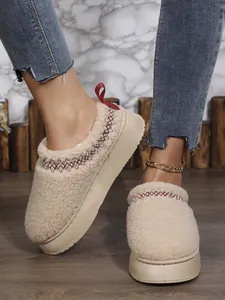 Vue détaillée de pantoufles compensées en laine d'agneau beige avec doublure chaude