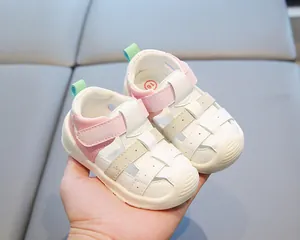 Gros plan détaillé de sandales en cuir pour bébés avec semelle souple et fermeture velcro