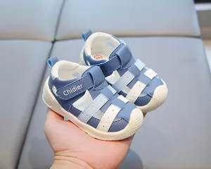 Détail de sandales en cuir imperméable pour tout-petits avec semelle souple antidérapante
