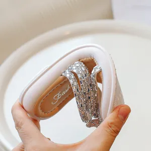 Chanclas blancas flexibles para niños con pedrería brillante y detalle de lazo