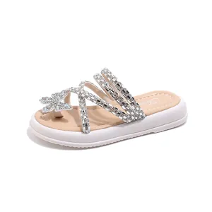 Sandalias de princesa para niña con mariposa de pedrería y tiras brillantes plata