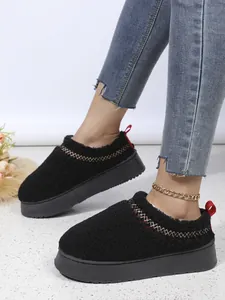 Bottes de neige noires à semelle épaisse en laine d'agneau pour un look d'hiver cosy