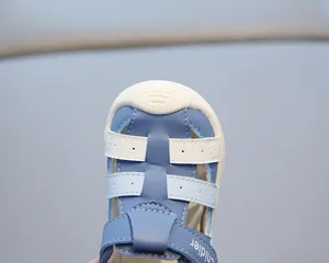 Gros plan de sandales pour bébé en cuir imperméable avec bout fermé protecteur
