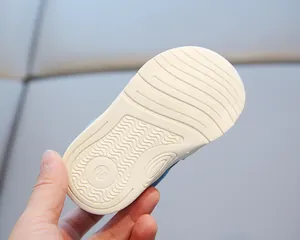 Gros plan de la semelle en caoutchouc antidérapante blanche pour chaussures de marche