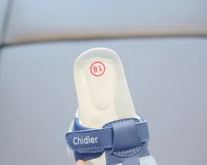 Gros plan d'une sandale bleue pour tout-petit avec logo Chidier et taille 16.