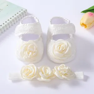 Elegante weiße Baby-Prinzessinenschuhe aus Spitze und Set mit Blumen-Stirnband.