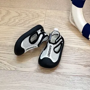 Atmungsaktive Mesh-Lauflernschuhe für Babys mit Zehenschutz in elegantem Schwarz und Weiß