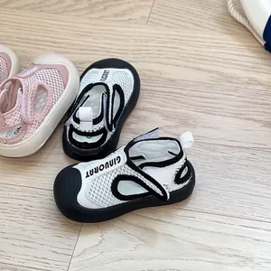 Bequeme atmungsaktive Mesh-Babysandalen mit einer schützenden Gummizehenkappe für Babys