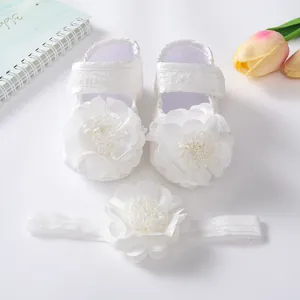 Weiße Baby-Lace-Prinzessin-Schuhe mit Blumen-Stirnband-Set für Neugeborene Taufe
