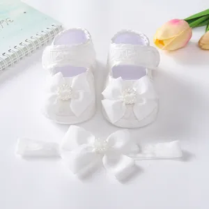 Exquisite weiße Neugeborenen-Babyschuhe aus Spitze mit passendem Schleifen-Stirnband