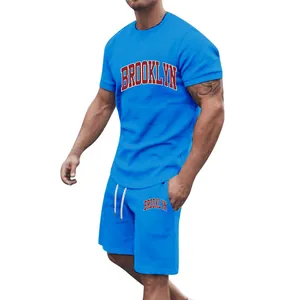 Detail eines blauen Sportsets für Herren mit Brooklyn-Buchstaben auf Shirt und Shorts