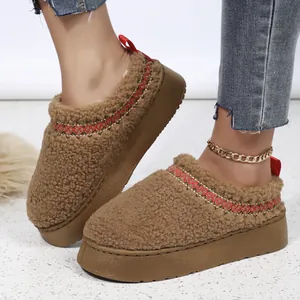 Chaussures de neige à plateforme en sherpa pour femme avec broderies rouges d'hiver