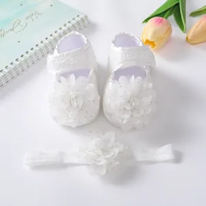 Elegante weiße Prinzessinnenschuhe aus Spitze mit passendem Stirnband für Babys