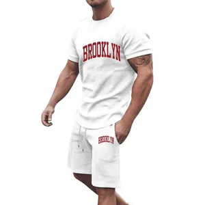 Vollansicht eines weißen Sport-T-Shirts und Shorts-Sets für Herren mit rotem Brooklyn-Print