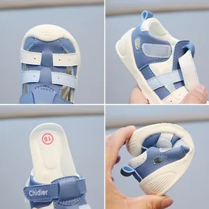 Sandales de marche bleues et blanches à semelle souple avec bout fermé et design antidérapant