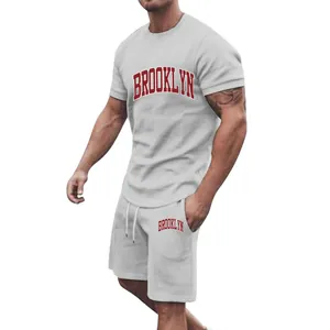 Herren Sommer Sportset in Hellgrau mit rotem Brooklyn-Aufdruck auf Shirt und Hose