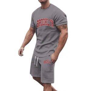 Vollansicht des grauen Brooklyn-Print-T-Shirt- und Shorts-Sets am männlichen Model