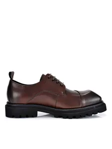Zijprofiel van hoogwaardige bruine leren Derby-schoenen met dikke profielzolen en vintage look