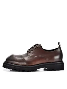 Zijaanzicht van donkerbruine heren derby schoenen van echt leer met dikke profielzool