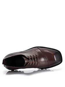 Bovenaanzicht van bruine leren heren derby schoenen met vierkante neus en dikke zool.