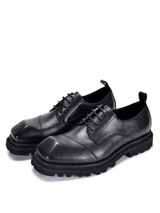 Gedetailleerd overzicht van zwarte leren heren Derby schoenen met dikke platformzolen