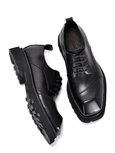 Premium heren derby schoenen van zwart leer met stijlvolle vierkante neus en plateau