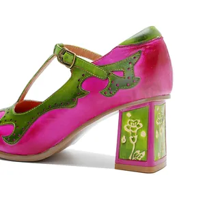 Detalle de zapatos Mary Jane retro hechos a mano con tacón cuadrado y relieves de flores