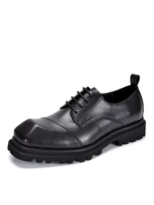 Gedetailleerd zijaanzicht van zwarte heren Derby-schoenen van echt leer met profielzool