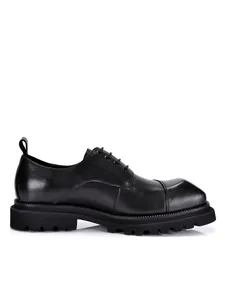 Zijaanzicht van zwarte lederen derby schoenen met dikke profielzolen en bolle neus.