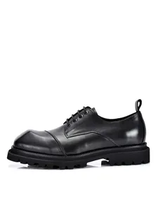Gedetailleerd zijaanzicht van zwarte leren heren Derby schoenen met een dikke zool.