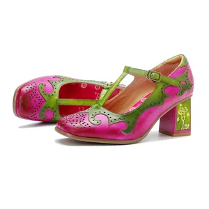 Primer plano de zapatos Mary Jane retro hechos a mano con acabado color block