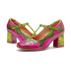 Vista detallada de zapatos Mary Jane retro de cuero en vibrante rosa y verde