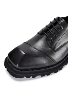 Detailopname van een zwarte heren Derby schoen van echt leer met dikke zool en vierkante neus