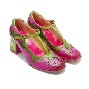 Detalle de zapatos Mary Jane de cuero artesanal con contraste en magenta y verde.