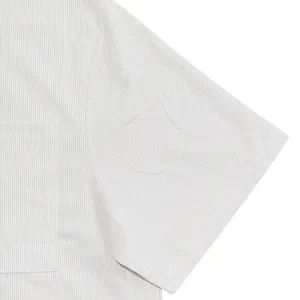 Primo piano del dettaglio della manica di una camicia estiva a righe verticali