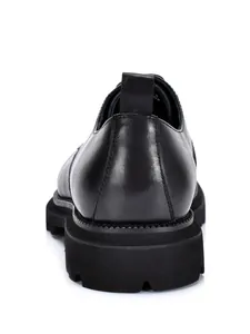 Achteraanzicht van zwarte lederen heren Derby schoenen met dikke profielzool en hiellus