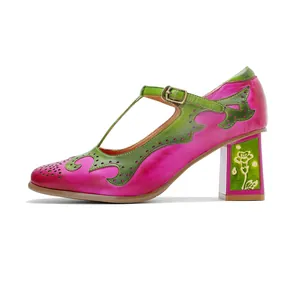 Vista lateral de zapatos Mary Jane retro de cuero con toques verdes y tacón con flores