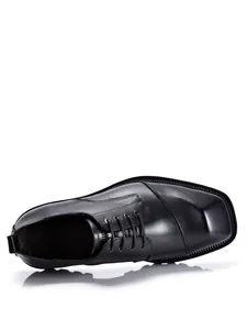 Bovenaanzicht van luxe zwarte leren heren Derby schoenen met dikke zool en vintage Brits design.