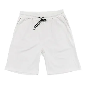 Vista dettagliata dei pantaloncini casual da uomo a righe verticali bianche con coulisse nera.