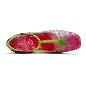 Vista superior de zapatos Mary Jane vintage de cuero hechos a mano con detalles calados