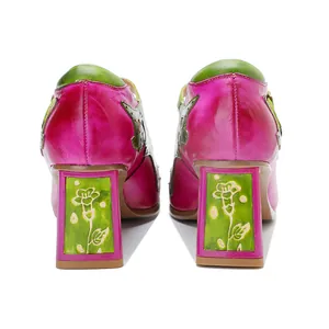 Detalle de tacones Mary Jane vintage con motivos florales pintados a mano y colores vibrantes