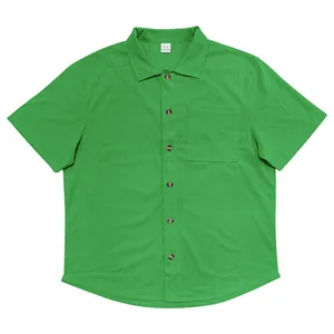 Dettaglio di una camicia verde da uomo a maniche corte con trama a coste e colletto