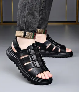 Primo piano di sandali da uomo in pelle nera con suole morbide antiscivolo.