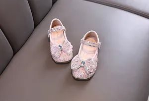 Vista detallada de zapatos de princesa rosas para niñas con pedrería brillante