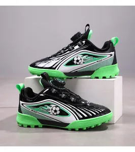 Vista laterale di scarpe da calcio professionali per bambini con design verde e nero